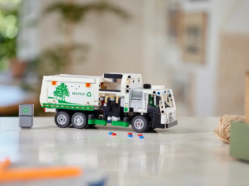 LEGO - TECHNIC: Mack LR Electric Garbage Truck